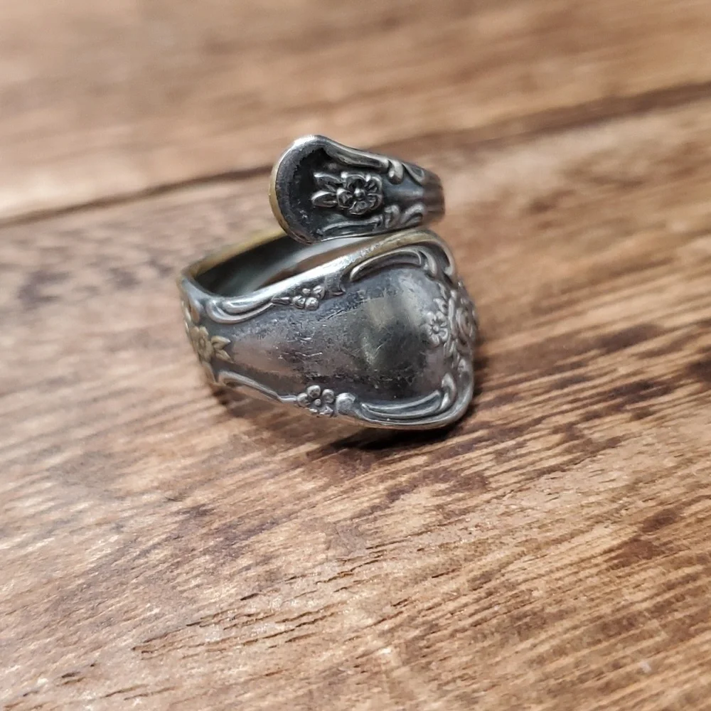 Size‎ 7 R402 antique spoon wrap ring